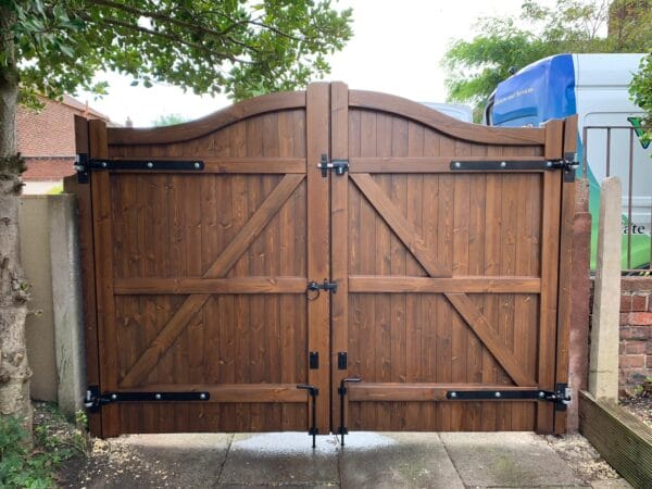 Wooden Driveway Gates - curved Design - Image 3